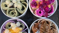 Thailand punya es krim gulung atau Thai Rolled Ice Cream yang populer. Bentuknya berupa gulungan es krim yang disajikan dalam wadah cup. Tambahan topping membuatnya makin semarak! (Foto: Istimewa)