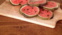 Akun Instagram Konel Bread pernah membuat roti berbentuk semangka. Lengkap dengan daging buah warna merah, biji hitam dan kulit hijau. Mirip asli! (Foto: Istimewa)