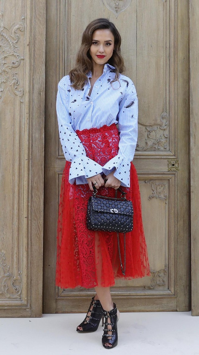 Jessica Alba attends the Valentino show as part of the Paris Fashion Week Womenswear  Spring/Summer 2017  on October 2, 2016 in Paris, France.  (Photo by Vittorio Zunino Celotto/Getty Images)