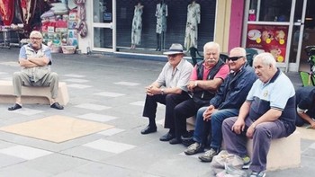 Para pria yang hanya bisa pasrah menunggu. Foto: Instagram