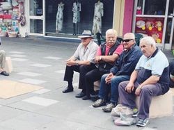 Lucu, Wajah Putus Asa Para Pria di Tempat Belanja