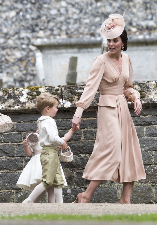 Pembawaan Kate Middleton yang feminin dan klasik, tentu sangat cocok dengan nuansa yang dibawa oleh warna pink pastel. Salah satu gaun pink favoritnya datang dari label Alexander McQueen yang telah beberapa kali ia pakai. Foto: Getty Images