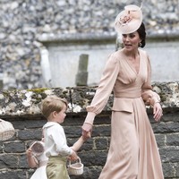 Pembawaan Kate Middleton yang feminin dan klasik, tentu sangat cocok dengan nuansa yang dibawa oleh warna pink pastel. Salah satu gaun pink favoritnya datang dari label Alexander McQueen yang telah beberapa kali ia pakai. Foto: Getty Images