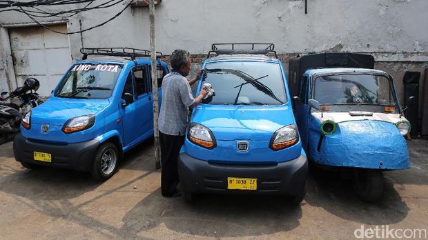 Bajaj Qute merupakan pengganti bemo, moda transportasi roda tiga yang sudah diarang beredar. Kini Bajaj Qute mulai menarik penumpang.