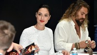 Gal Gadot tampil simple dengan gaun putih yang dipadukan dengan lipstik merah menyala. Foto: Kevin Winter/Getty Images