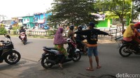 Pak ogah yang menjaga pertigaan biasanya mendapat Rp 500 dari pengendara. Ada juga yang memberi Rp 2.000 (Foto: Akhmad Mustaqim/detikcom)