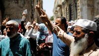 Aksi protes warga Palestina di luar kompleks Masjid Al-Aqsa pada 20 Juli awalnya berjalan damai. REUTERS/Ronen Zvulun