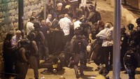 Kericuhan terjadi saat tentara Israel membubarkan demonstran Palestina di pintu masuk utama kompleks Al-Aqsa pada 22 Juli. AFP PHOTO/AHMAD GHARABLI
