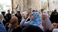 Warga Palestina memprotes pemasangan pendeteksi logam di pintu masuk kompleks Masjid Al-Aqsa. REUTERS/Ronen Zvulun
