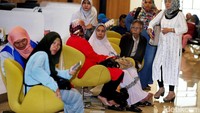 Para jemaah menunggu penjelasan dari pihak First Travel.