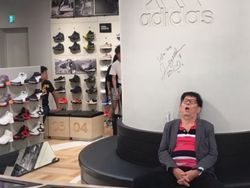 Lucu, Wajah Putus Asa Para Pria di Tempat Belanja