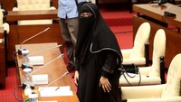 Yulianis menyampaikan kesaksian ini dengan suara gemetar. Dia sempat berhenti sebentar untuk menarik napas. Kemudian dia lanjut memberikan keterangan dengan nada suara yang berbeda, seperti orang sehabis menangis.
