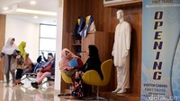 Para jemaah menunggu kepastian dari pihak First Travel.