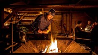 Foto: Suasana di salah satu rumah yang masih sederhana. Peralatan medis dan lainnya juga begitu terbatas, oleh sebab itu melahirkan jadi hal yang rumit di sini (Bas van Oort/BBC Travel)