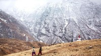 Penduduk sekitar Kishtwar pun bisa dibilang terisolasi saat musim salju. Dikarenakan jalanan yang sulit dilewati kendaraan (Himanshu Khagta/BBC)