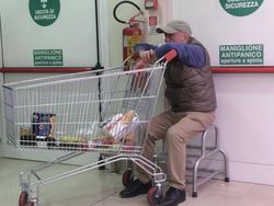 Lucu, Wajah Putus Asa Para Pria di Tempat Belanja