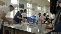 Jika datang ke Sapooro di Hokkaido, jangan lupa mampir ke  Museum Shiroi Koibito. Museum mana lagi yang menyediakan pilihan membuat kue seperti di sini? (Baban/detikTravel)