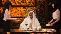 Salah satu adegan kontroversial lainnya yakni saat Choi Min Soo, mengenakan gamis sambil meminum wine. Foto: Ist.