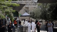 Sementara itu pengamanan ketat dilakukan di Lions Gate, pintu utama kompleks Masjid Al-Aqsa pada 23 Juli. AFP PHOTO/AHMAD GHARABLI