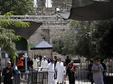 Pendeteksi logam dan CCTV terpasang di pintu masuk kompleks Masjid Al-Aqsa