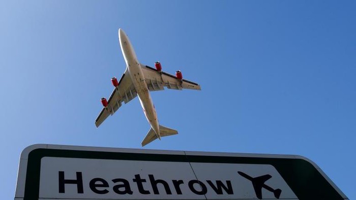 FILE PHOTO: A British Airways aircraft taxis at Heathrow Airport near London, Britain October 11, 2016. REUTERS/Stefan Wermuth/File Photo