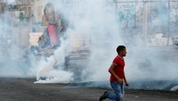 Polisi Israel menghujani warga dengan gas air mata. REUTERS/Mohamad Torokman.