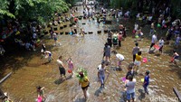  Ramainya liburan musim panas di China memang tidak bisa dihindari. Yang penting, enjoy saja lah! (Wahyu/detikTravel)