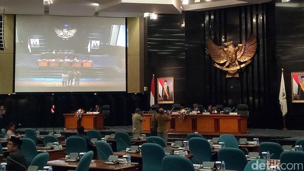 Rapat paripurna membahas usulan kenaikan tunjangan anggota DPRD DKI.