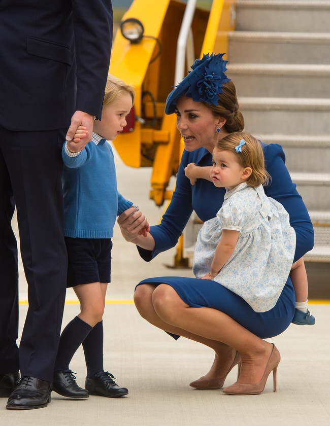 Tips parenting lain dari Kate Middleton yang menginspirasi para ibu modern adalah teknik active listening. Kate sering terlihat menurunkan tubuhnya ketika berbicara dengan George atau Charlotte. Hal itu dilakukan agar anak merasa bahwa diri mereka penting dan melancarkan komunikasi. (Foto: Getty Images)