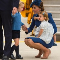Tips parenting lain dari Kate Middleton yang menginspirasi para ibu modern adalah teknik active listening. Kate sering terlihat menurunkan tubuhnya ketika berbicara dengan George atau Charlotte. Hal itu dilakukan agar anak merasa bahwa diri mereka penting dan melancarkan komunikasi. (Foto: Getty Images)