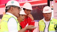 Dalam peninjauan ini, Jokowi didampingi oleh Menteri Pekerjaan Umum dan Perumahan Rakyat Basuki Hadimuljono, Menteri BUMN Rini M Soemarno dan Gubernur Riau Arsyadjuliandi Rachman. Pool/Dok. Kementerian PUPR.