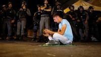 Polisi Israel mengawasi aksi mereka. REUTERS/Ammar Awad.
