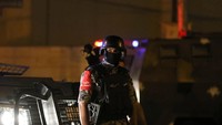 Polisi berjagaa di depan Kedubes Israel di A Yordania, Kinggu (23/7) waktu setempat. REUTERS/ Stringer.