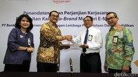 EVP Bank Mandiri M Arifin Firdaus berjabat tangan dengan Direktur LPDP Kemenkeu Syahrul Elly usai menandatangani kerja sama di Jakarta, Senin (24/7/2017).