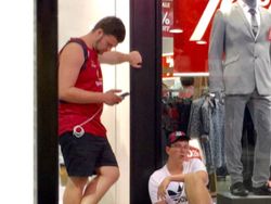 Lucu, Wajah Putus Asa Para Pria di Tempat Belanja