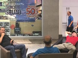 Lucu, Wajah Putus Asa Para Pria di Tempat Belanja