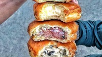 Kalau yang satu ini adalah paduan es krim dengan donat empuk hangat. Es krim dijadikan isian donat dan baru nampak begitu donat digigit. (Foto: Istimewa)