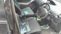 Terlihat pecahan kaca itu berserakan di bagian jok depan mobil. Akibatnya, satu tas dan dompet berisi KTP, SIM A, SIM C, uang Rp 300 ribu, kartu kredit, ATM dan NPWP diambil pelaku.