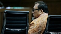Menurut Basuki, pada akhirnya permintaan Kamaludin tak dipenuhinya. Namun Basuki mengakui pernah mencairkan uang Rp 2 miliar dan dibelikan ke dollar singapura seharga sekitar SGD 200 ribu.