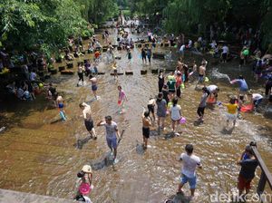 Foto: Lautan Manusia Saat Libur Musim Panas di China