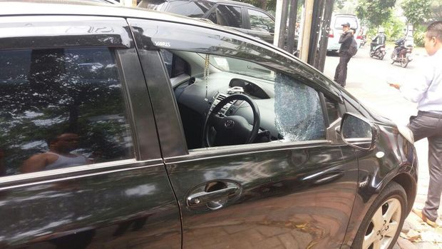 Lagi Makan Sop Konro, Mobil Petinggi PP Muhammadiyah Dirusak