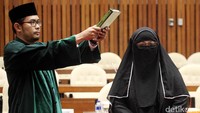 Rapat dimulai, Yulianis langsung diminta bersumpah berdasarkan agama islam sebagai saksi yang disaksikan anggota Pansus KPK.