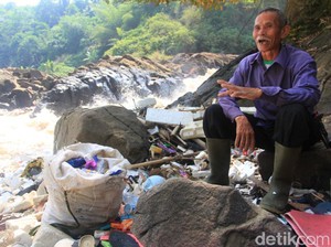 Cerita Pemulung yang Kerap Berburu Sampah di Curug Jompong Beracun