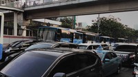 Kendaraan dari arah utara (Kuningan) menuju Mampang atau Buncit masuk jalur lambat di depan Halte TransJakarta Keduataan Besar Belanda, Kuningan Timur. (Foto: Parastiti Kharisma/detikcom)