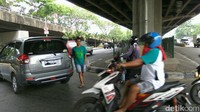 Pak ogah ini menyebut ada mobil yang sempat menabrak separator busway karena tidak ada yang memberi aba-aba (Foto: Akhmad Mustaqim/detikcom)