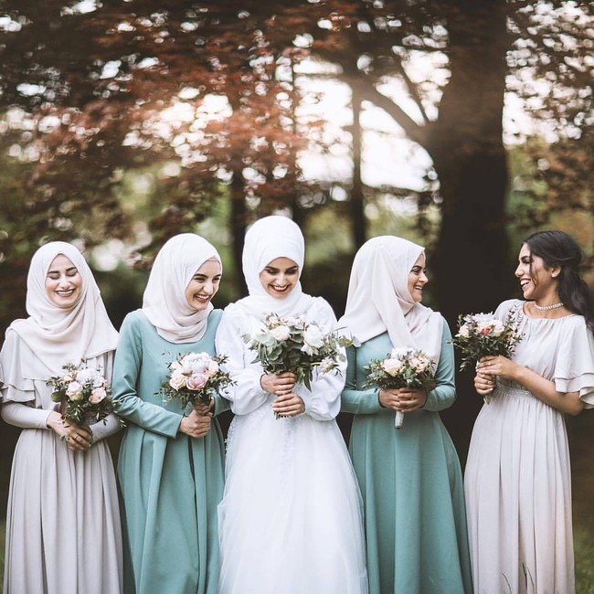 Satu lagi inspirasi seragam briedsmaid untuk hijabers. Kali ini, gaun hadir dengan potongan elegan. (Foto: Pinterest)
