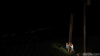 Petugas PLN menembus gelapnya malam untuk memperbaiki jaringan listrik di Desa Tieng, Kejajar, Wonosobo, Jawa Tengah.