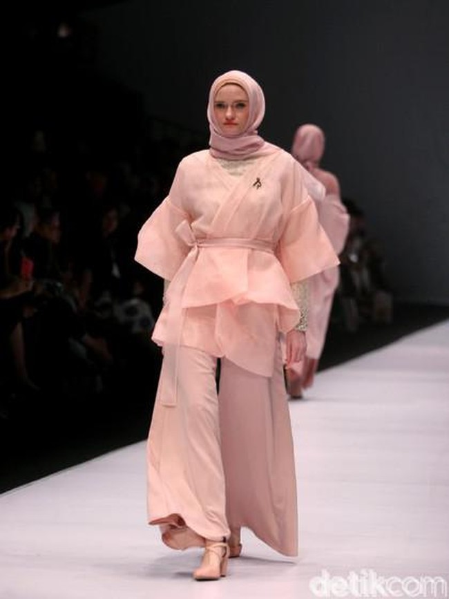Para hijabers bisa melirik inspirasi seragam bridesmaid dari esainer Ria Miranda berikut ini. Begitu juga dengan warnanya yang akan cantik dipakai di pesta pernikahan. (Foto: Mohammad Abduh/Wolipop)