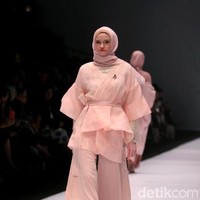 Para hijabers bisa melirik inspirasi seragam bridesmaid dari esainer Ria Miranda berikut ini. Begitu juga dengan warnanya yang akan cantik dipakai di pesta pernikahan. (Foto: Mohammad Abduh/Wolipop)