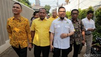 Ahmad Doli Kurnia datang dengan didampingi sejumlah kader muda Golkar.